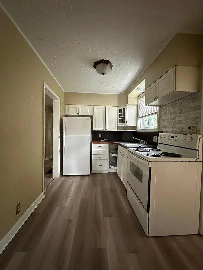 The Off-Campus Sweet Spot: 4 Beds, 2 Baths - Available August 1st! — Photo 4
