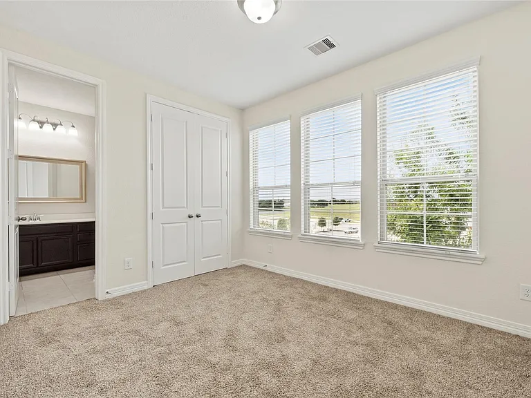 9679 Towne Lake Pkwy — Photo 4