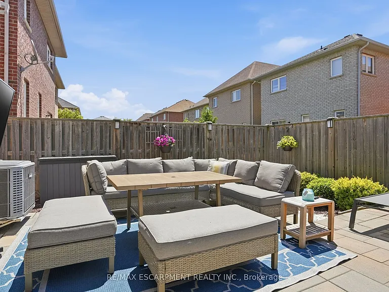 111 Greenstem Cres — Photo 34