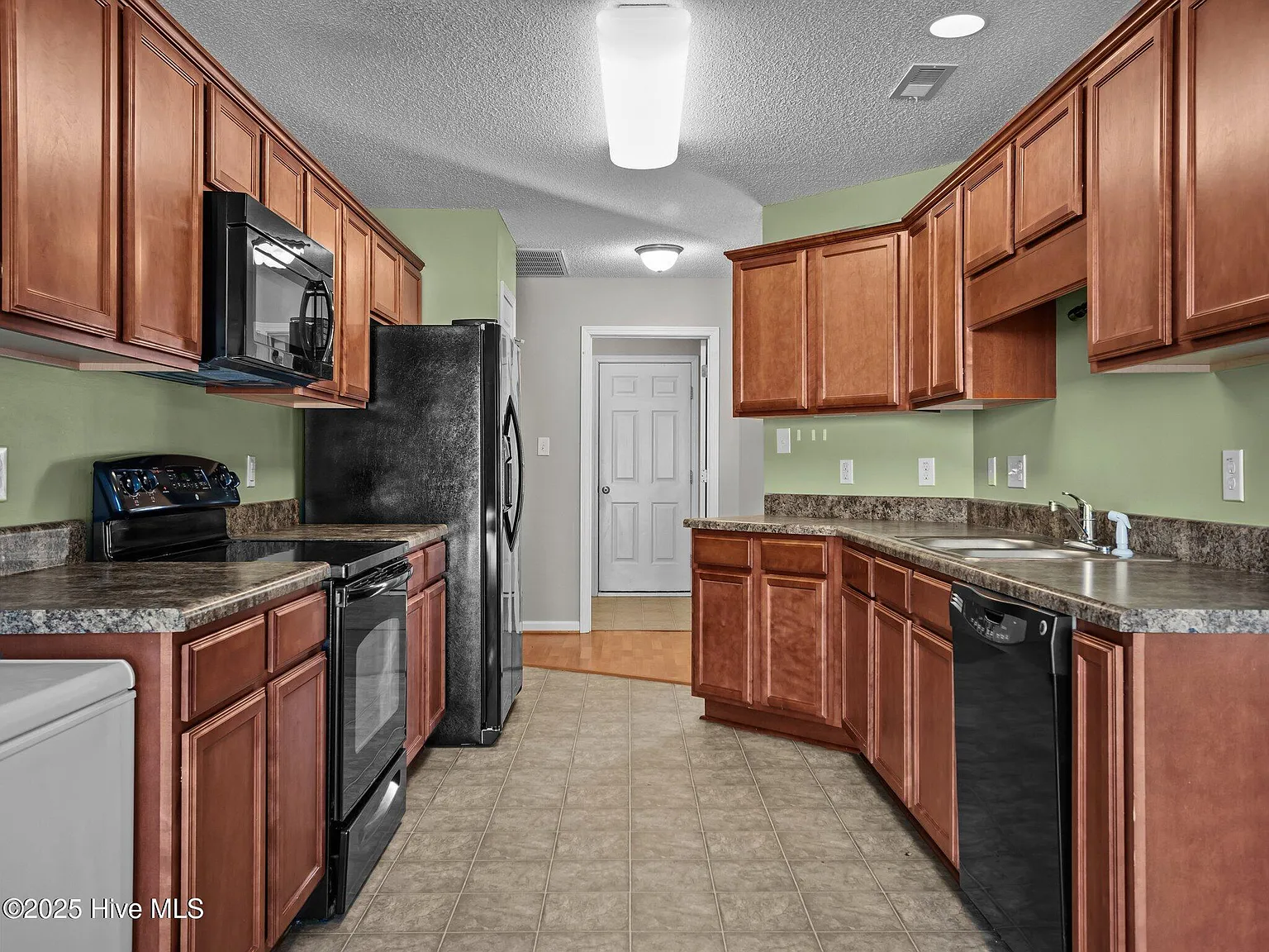 3 bed, 2.0 bath, 1587 sqft, $1,850 — Photo 4