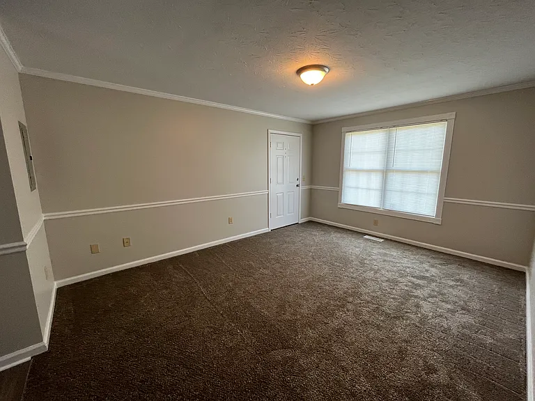 920 E Main St — Photo 3