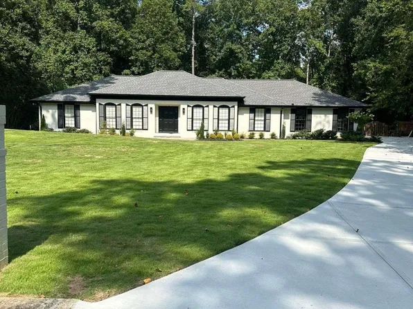 220 Oak Leaf Cir, Roswell, GA 30075