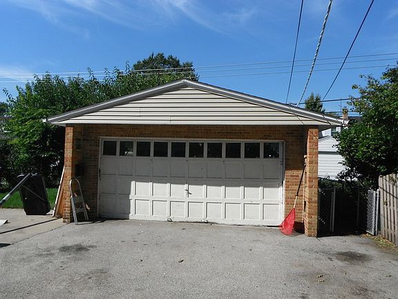 3rd image of 7820 N Neva Ave
