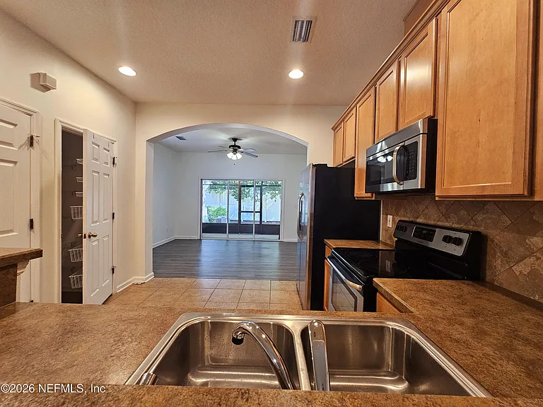 6194 High Tide Blvd — Photo 4