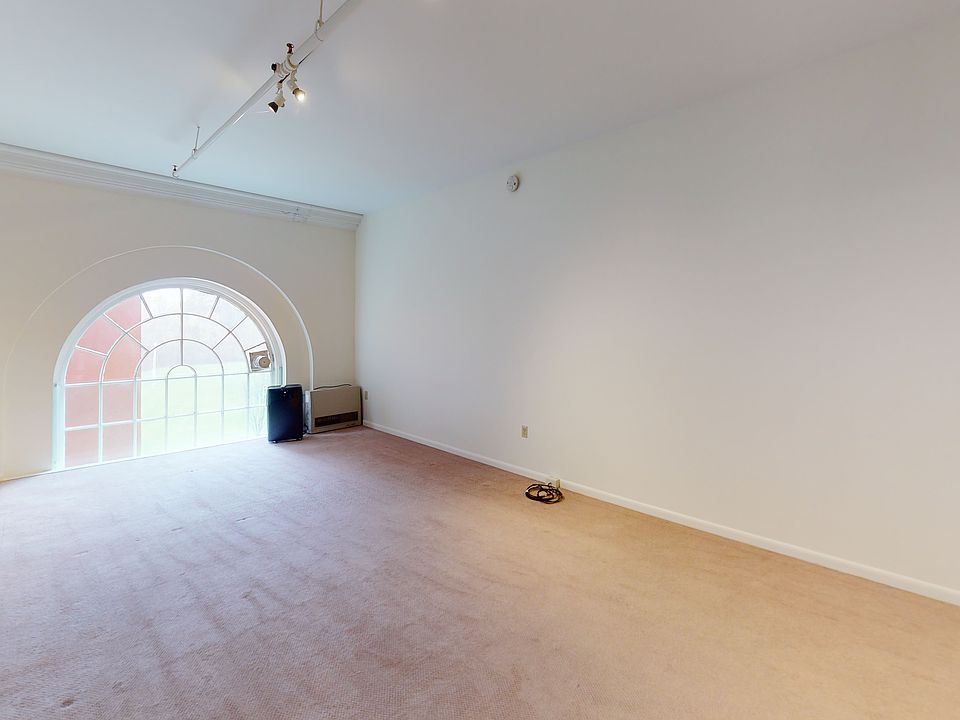 2nd image of 75 Bank St APT 209