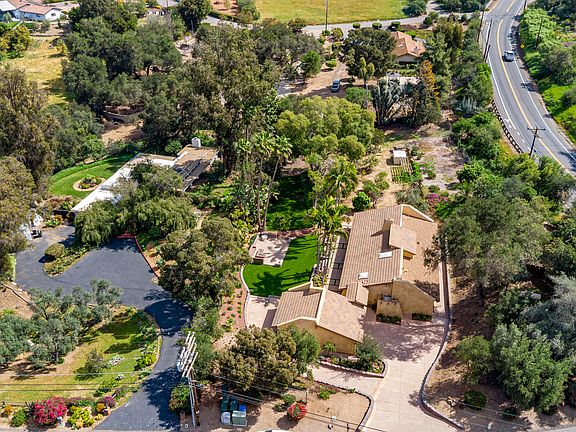 2nd image of 1315 Macadamia Dr