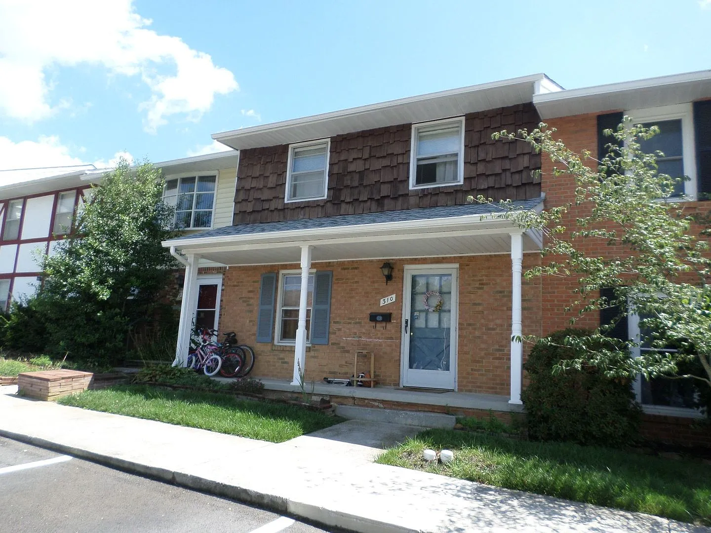 3 Bedroom 1 full and 2 Half Bath Townhouse — Photo 3