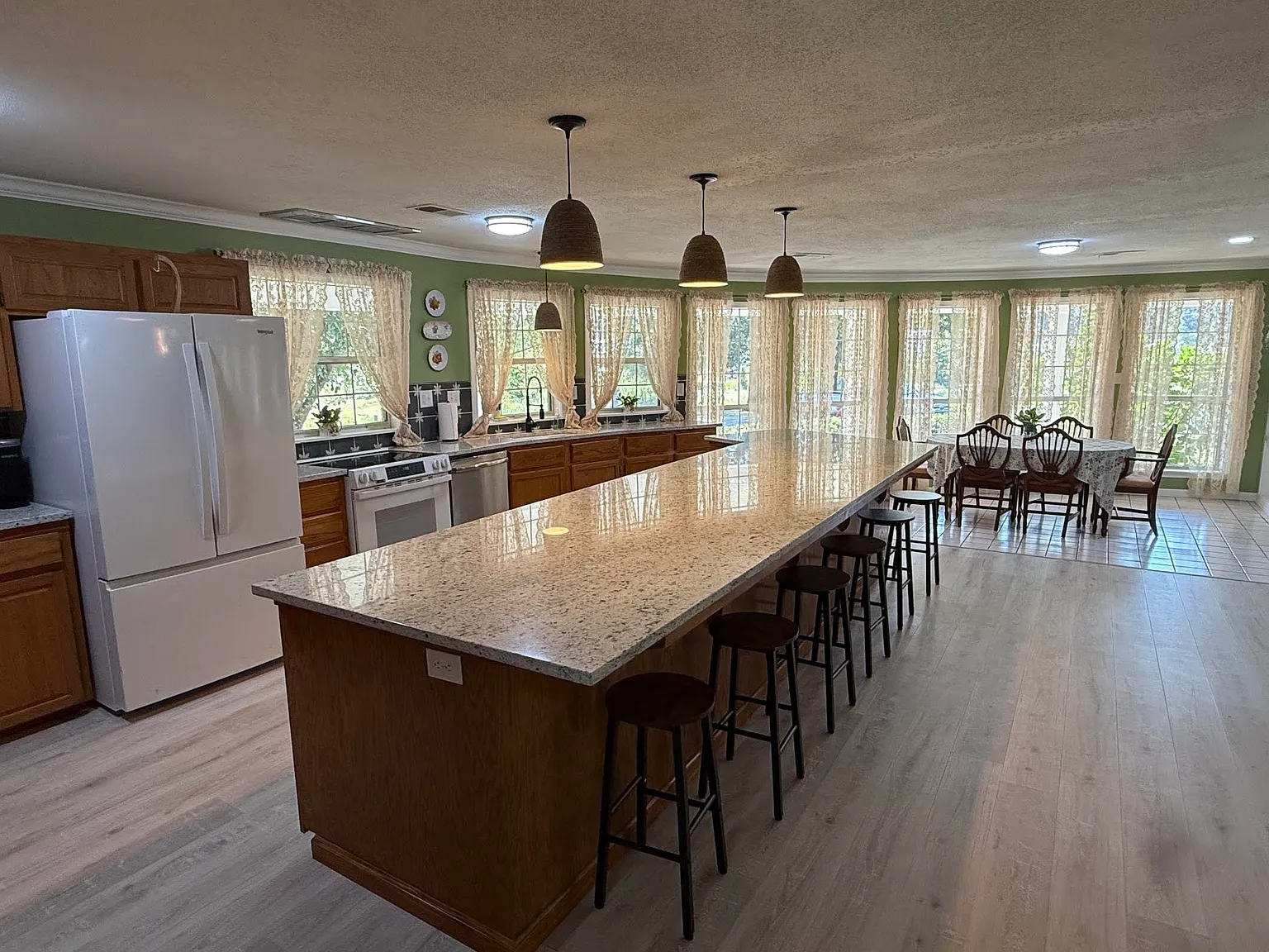 4 bed, 3404 sqft, $4,500 — Photo 4