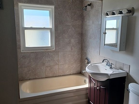 3rd image of 661 McKay Ave