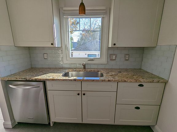 3rd image of 215 W 28th St