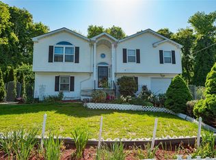 15 Pine St, Wyandanch, NY 11798
