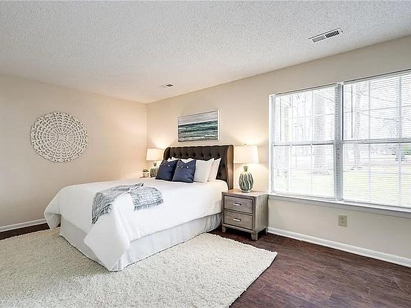 Huge bedroom, in suite bath