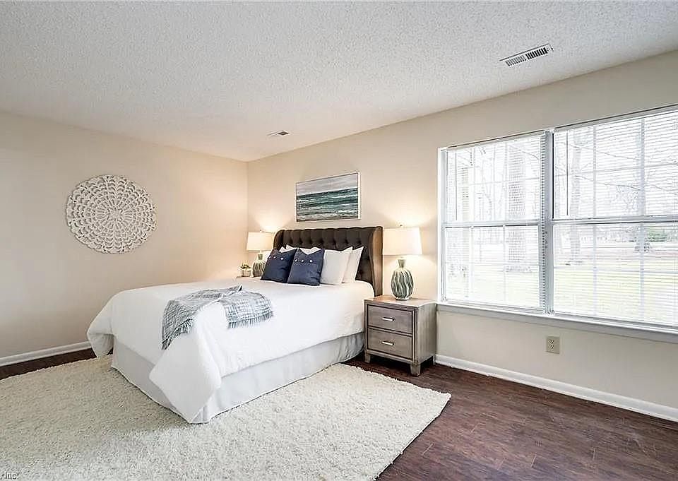 Huge bedroom, in suite bath