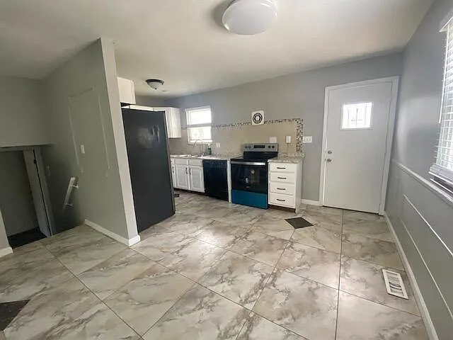 4 bed, 2.0 bath, 1374 sqft, $2,000 — Photo 4