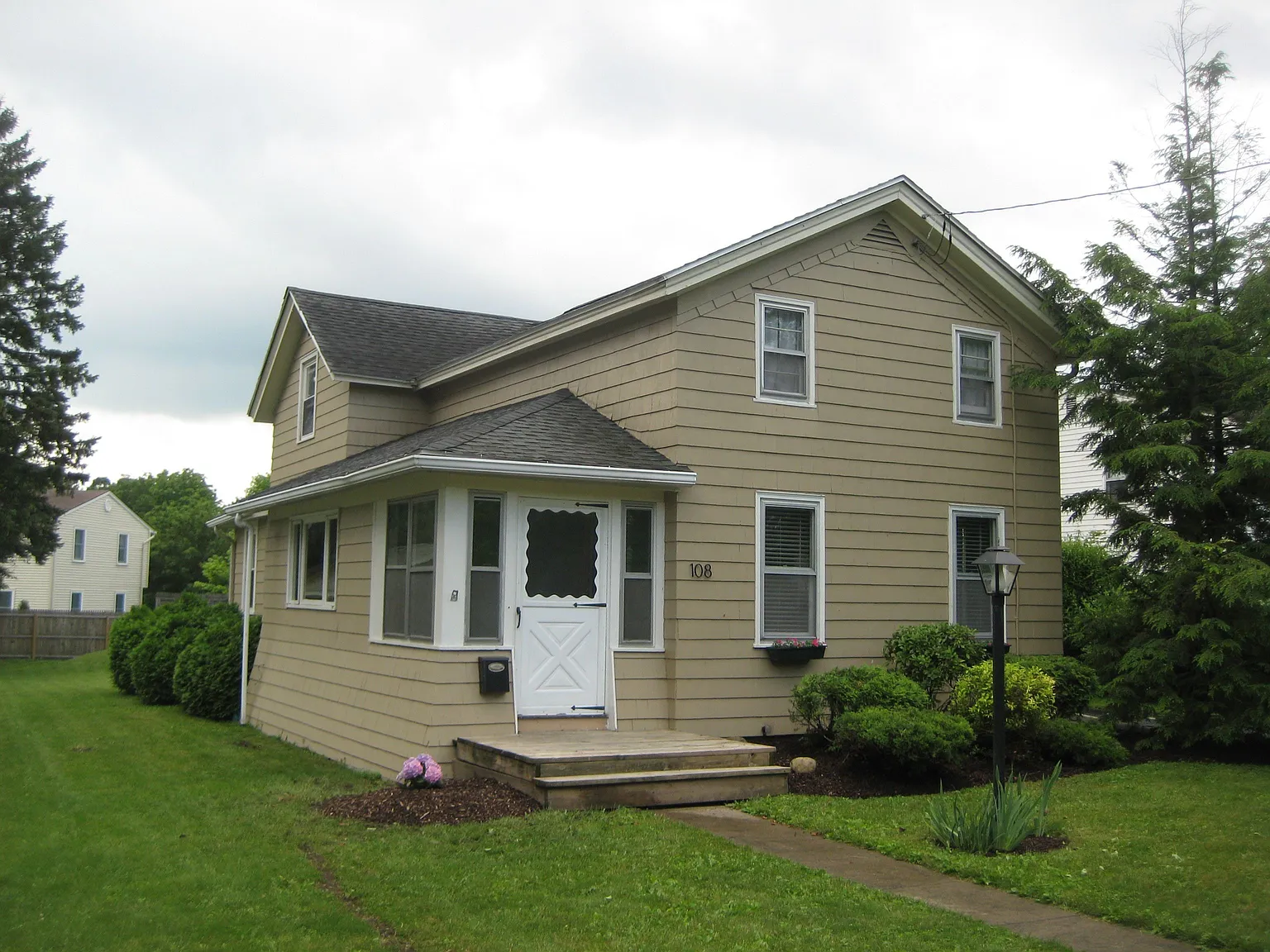 108 W Franklin St photo 1