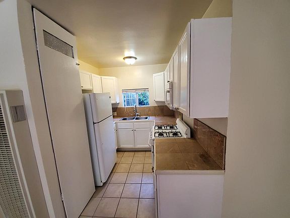 3rd image of 9741 W Pico Blvd #B