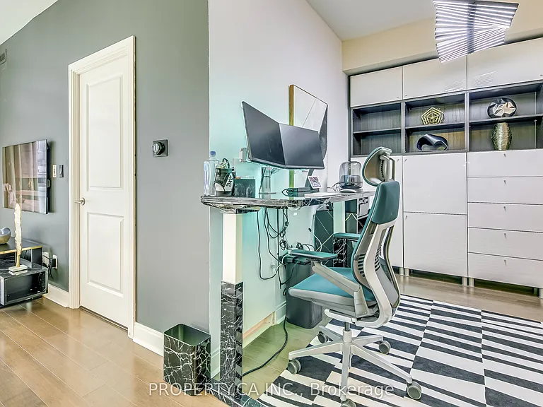 21 Scollard St #406 — Photo 14