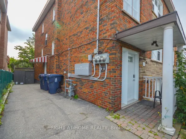 9 Donald Ave #2, Toronto, ON M6M 1J7