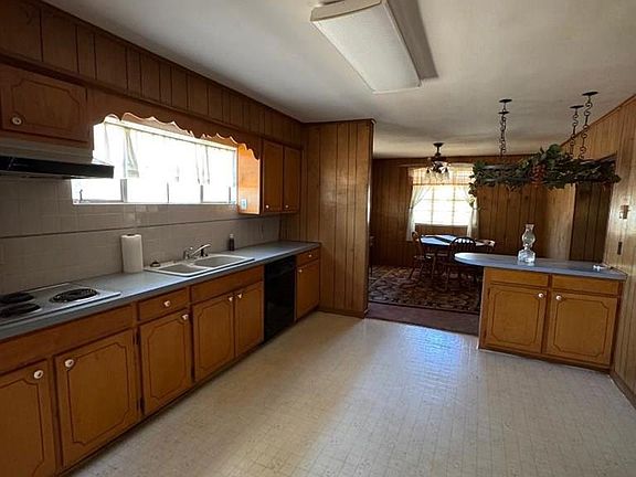 2nd image of 823 Elliott Rd