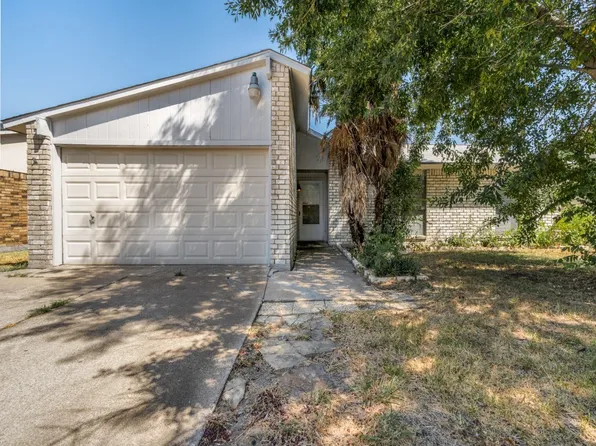 1422 Santa Fe Trl, Grand Prairie, TX 75052