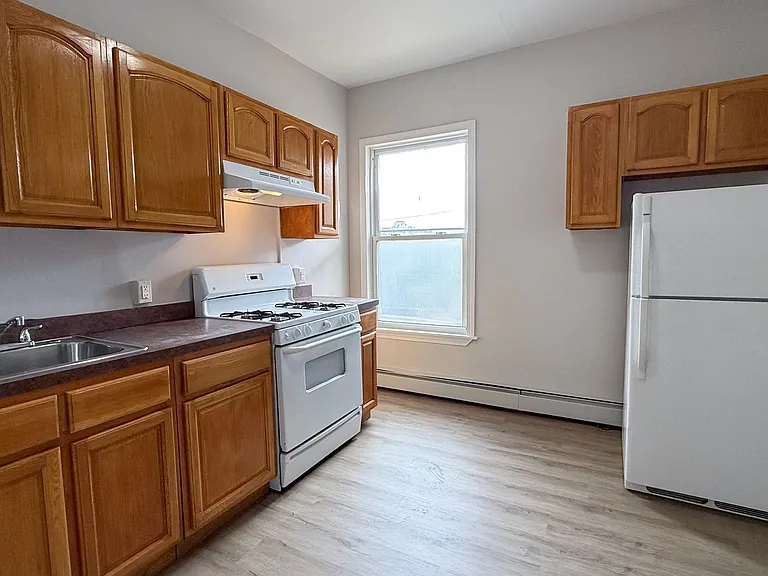 291 Buckingham St / Luca Investments LLC — Photo 4