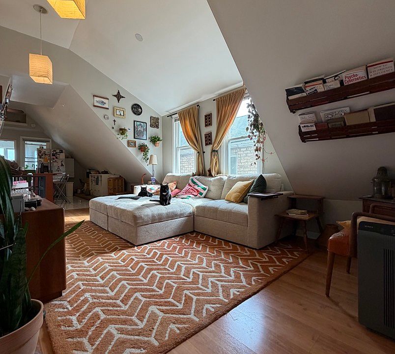 1st image of 3047 N Troy St #2
