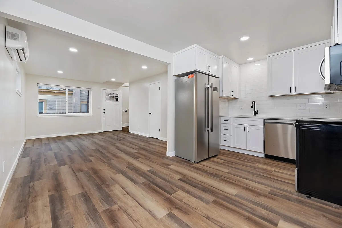 Building Photo - 621 E Krall St #2