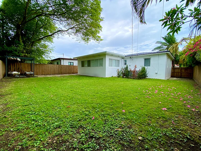 3250 SW 18th Ter — Photo 16
