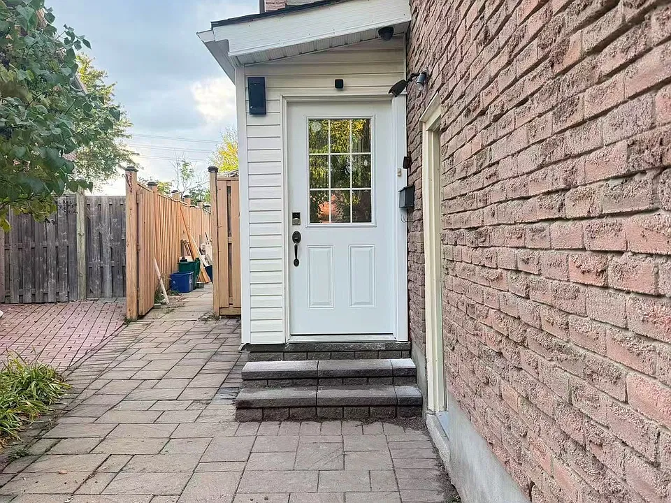 8 Fullerton Cres