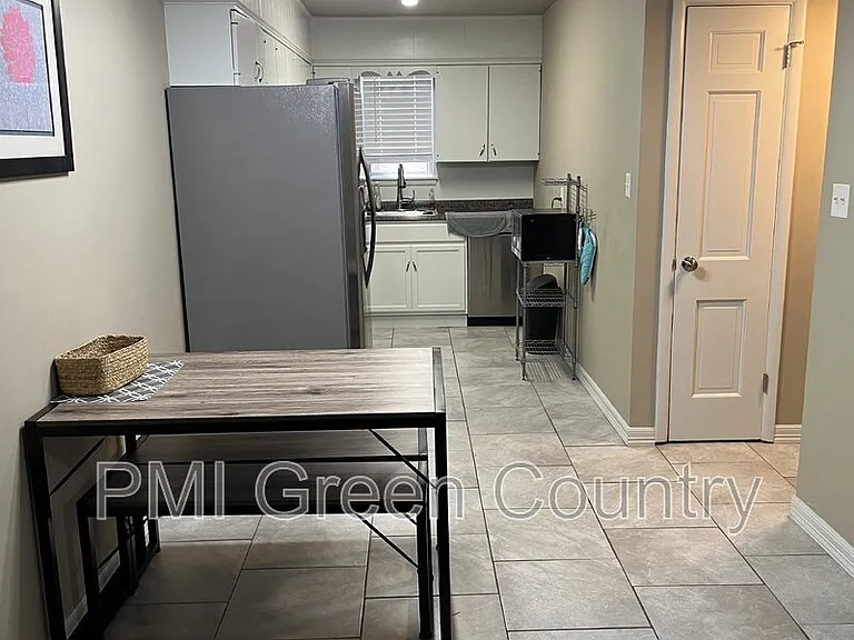 1313 E 48th St #4 — Photo 6