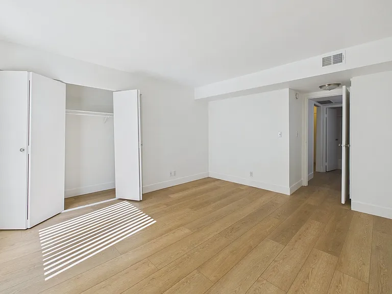 La Cresta Apartments — Photo 37
