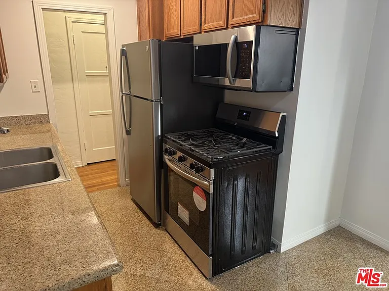 264 S Reeves Dr #101 — Photo 19
