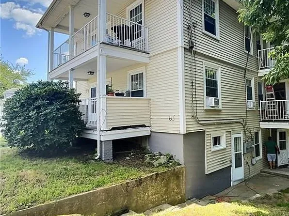 667 Cumberland Hill Rd Floor 2, Woonsocket, RI 02895