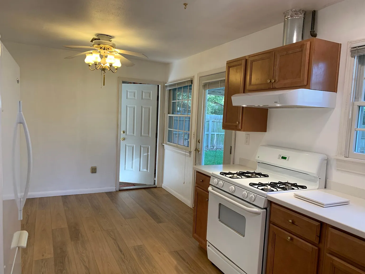 3 bed, 925 sqft, $1,745 — Photo 2
