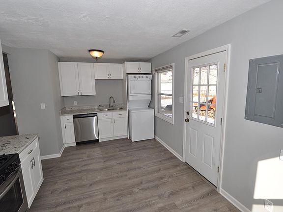 KITCHEN - New Stainless Steel Kitchen Appliances!! New Washer and Dryer!!