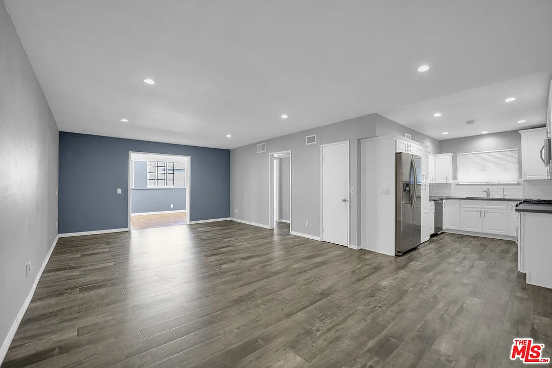 330 N Jackson St APT 318 photo 1