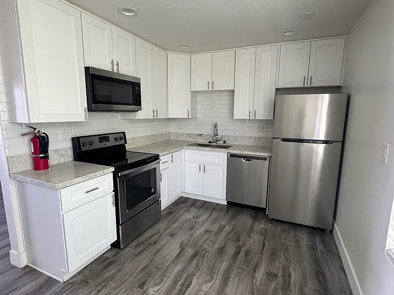 279 Moss St #28 — Photo 1