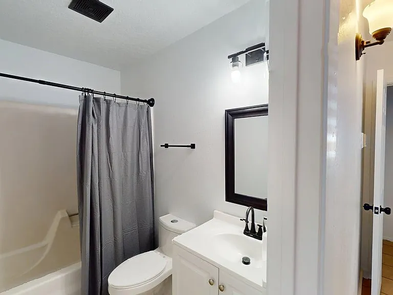 Renovated, Large UNM Area 2 Bed Apt w/ Washer / Dryer and Private Yard — Photo 31
