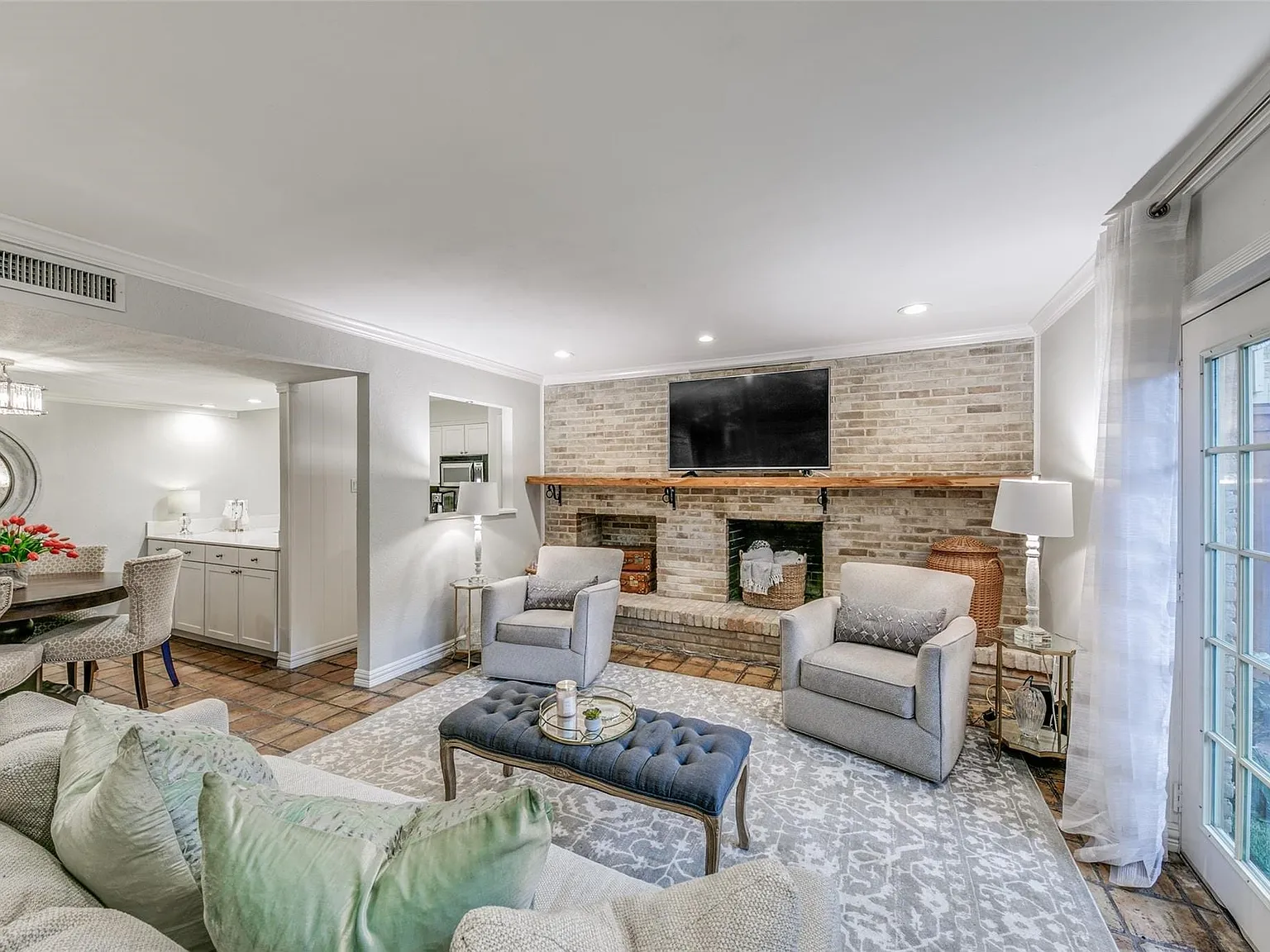 3 bed, 2.0 bath, 1144 sqft, $1,800 — Photo 3
