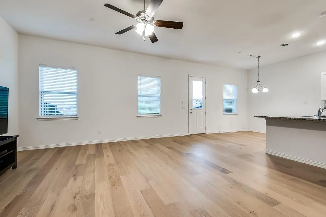 3 bed, 2.5 bath, 1926 sqft, $2,595 — Photo 1