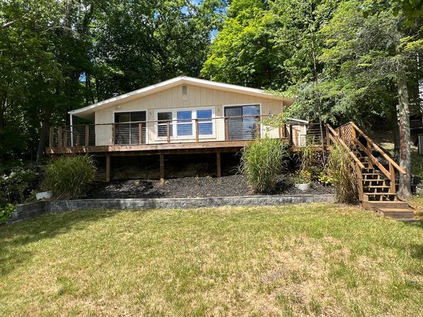 10194 Deaner Lake Dr, Riverdale, MI 48877