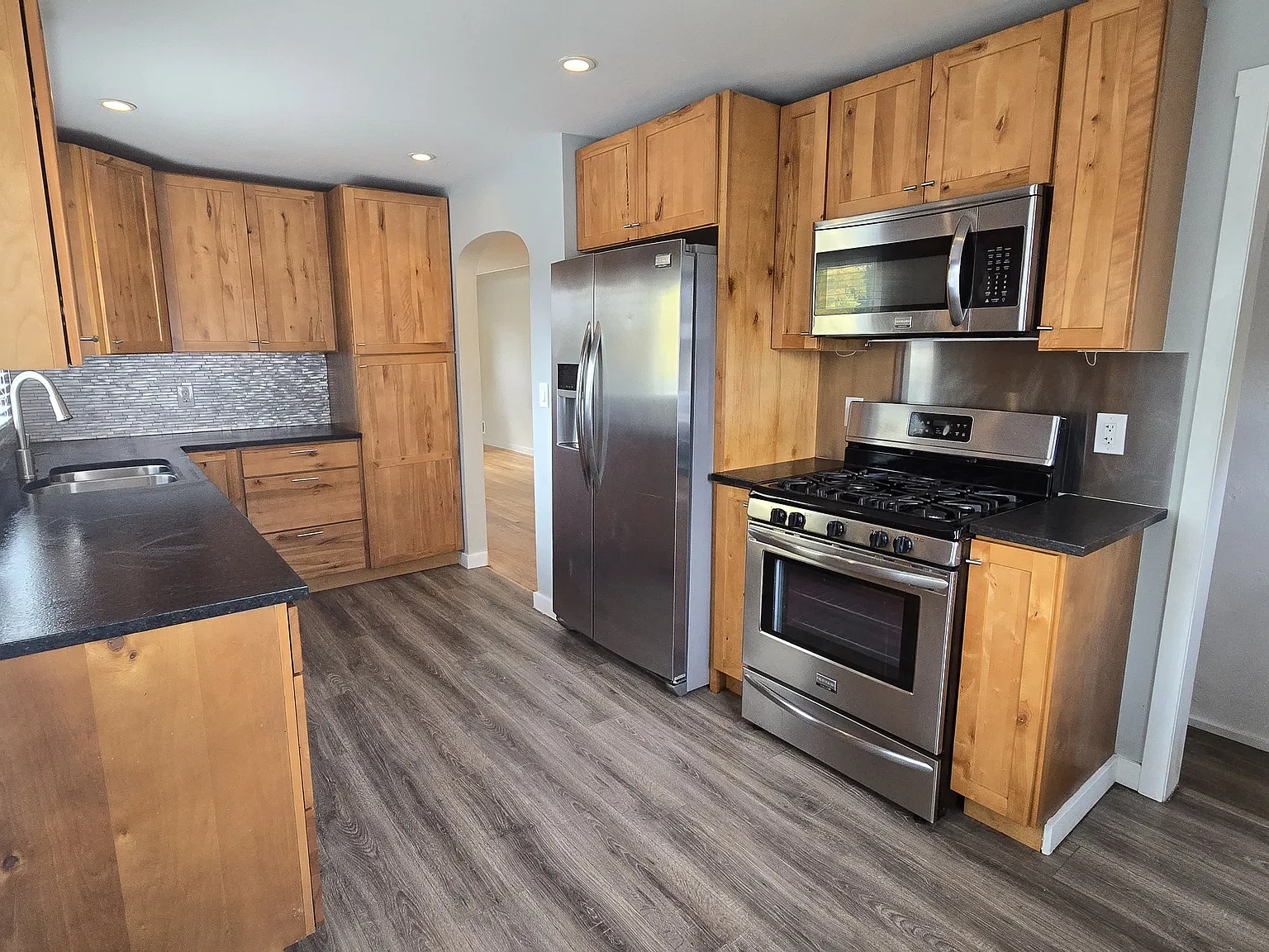 4 bed, 2088 sqft, $3,100 — Photo 4