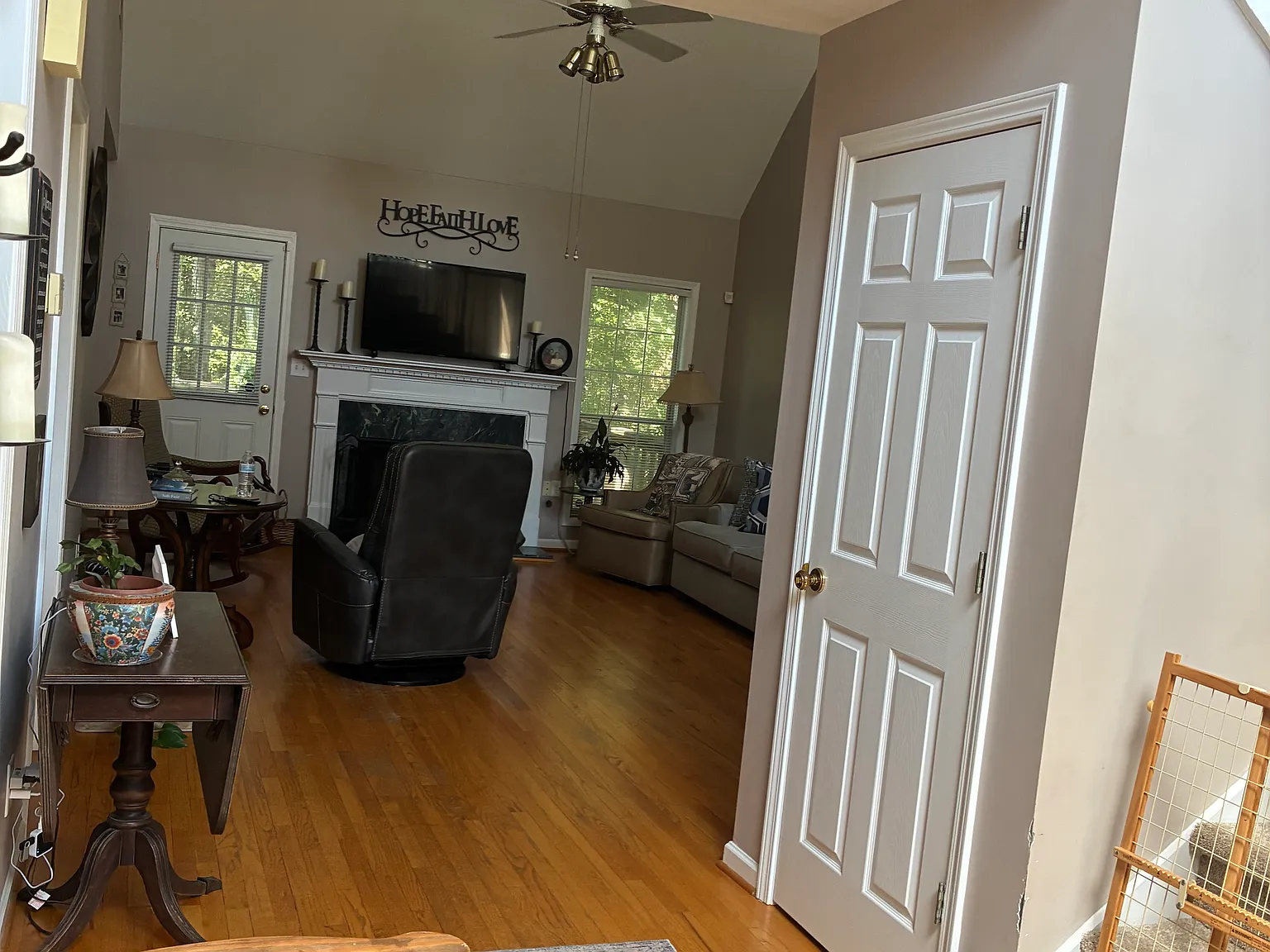 3 bed, 2.5 bath, 2200 sqft, $1,000 — Photo 2