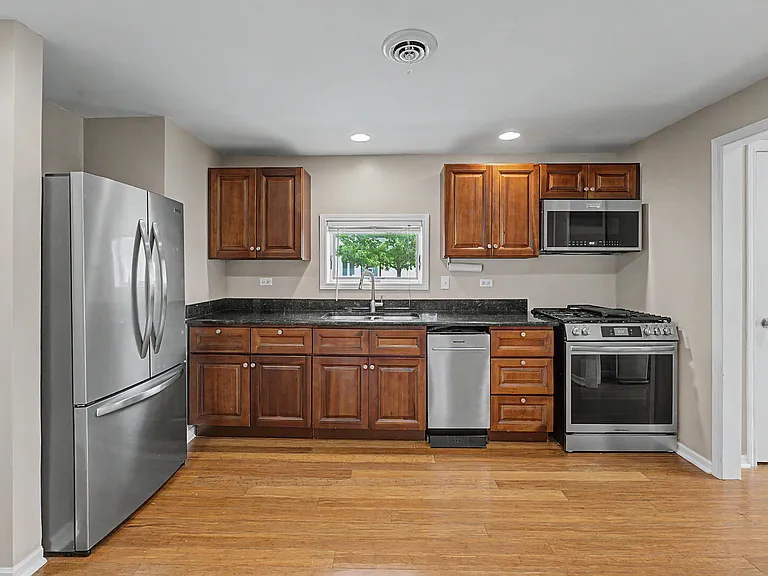 630 S Charlotte St — Photo 11