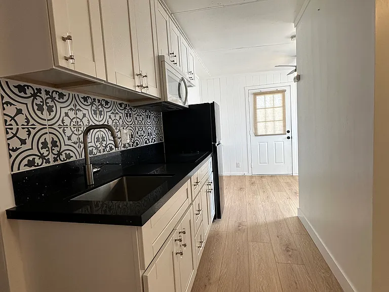 1141 Victor Ave — Photo 2