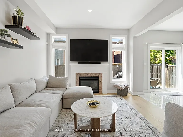 111 Greenstem Cres — Photo 44