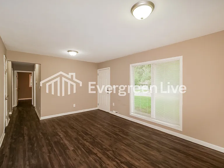 11301 Corrington Ave — Photo 4