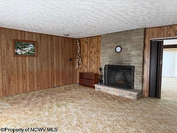 5th image of 15 Pine Ridge Ln