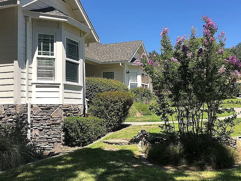 4 bed, 2372 sqft, $3,200 — Photo 2