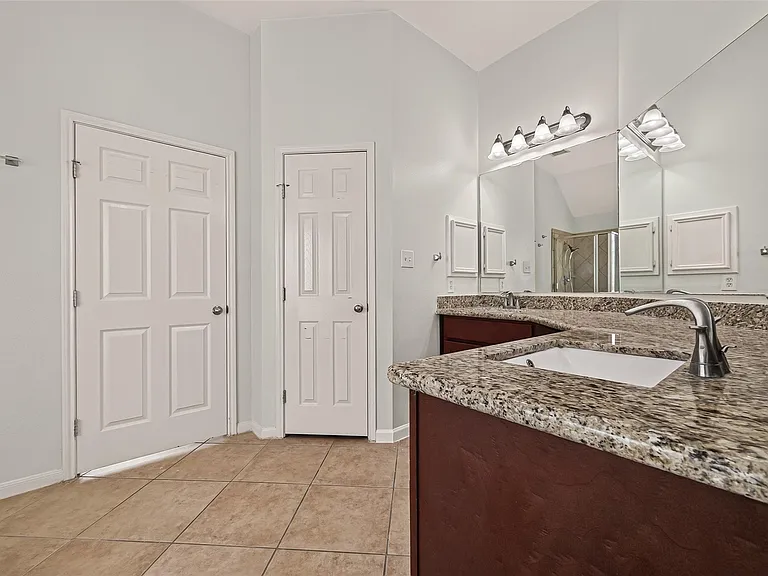 706 Silver Creek Cir — Photo 48
